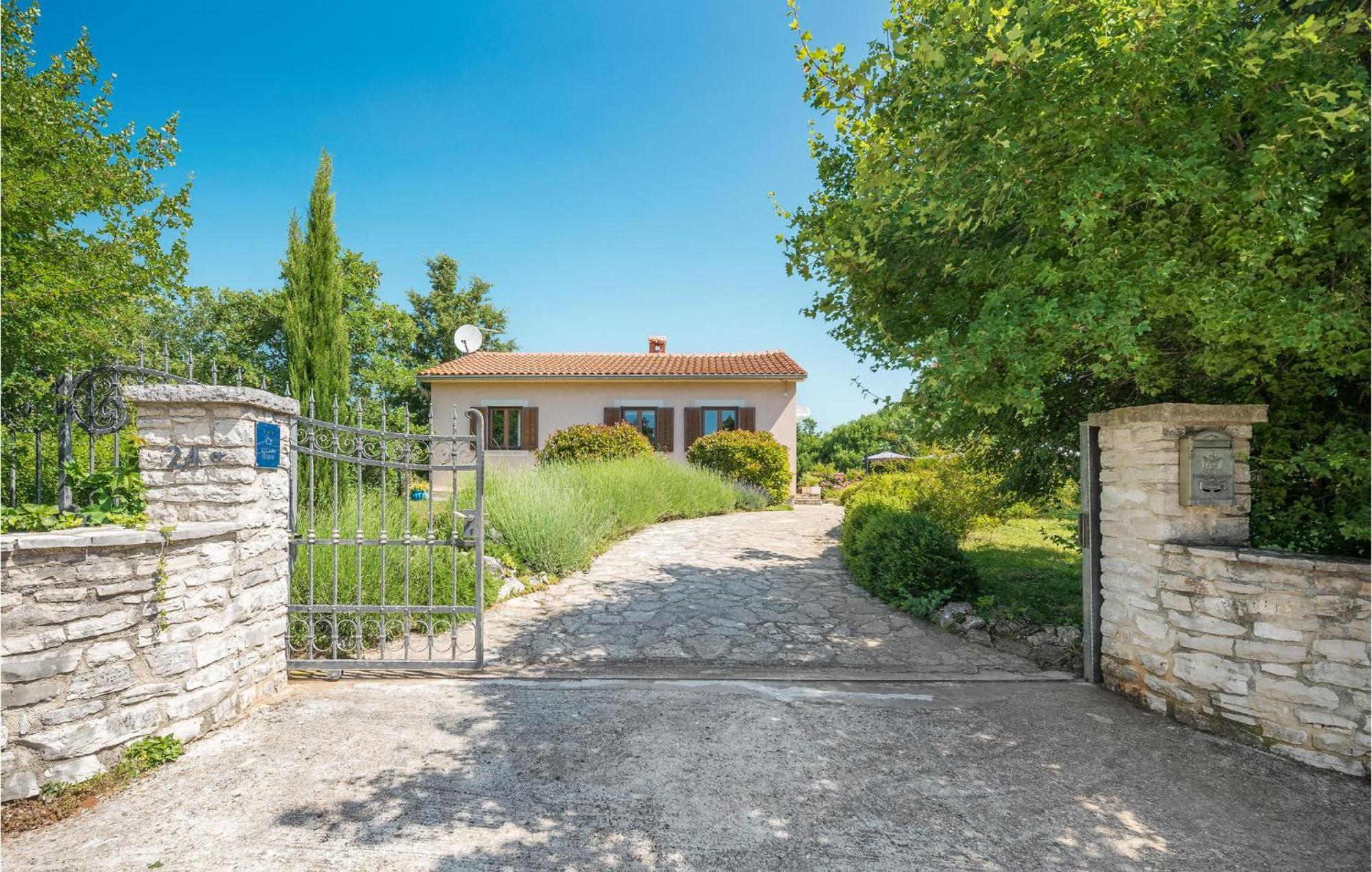 Beautiful Home In Bale With Kitchen Exteriör bild