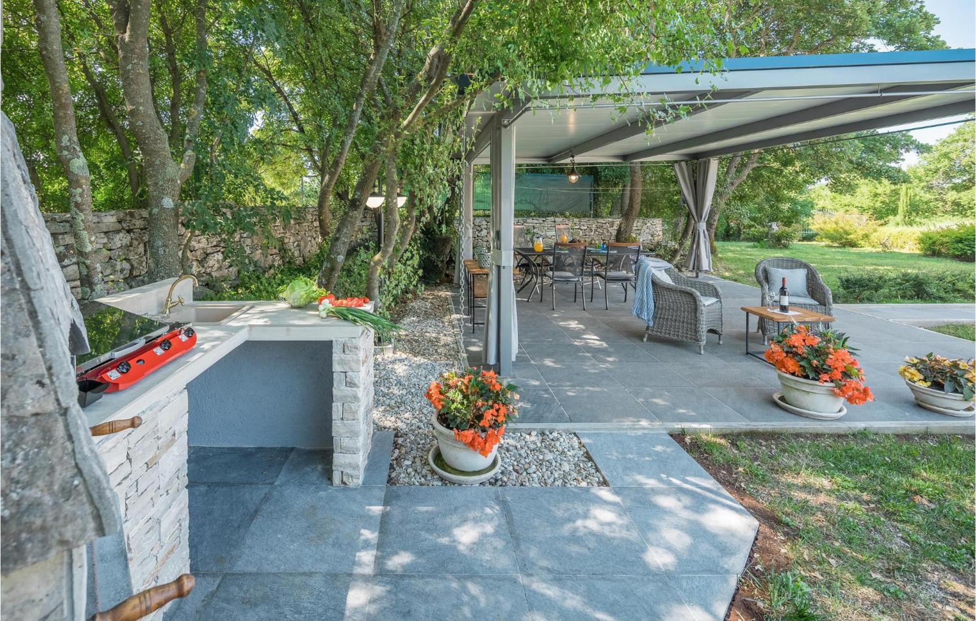 Beautiful Home In Bale With Kitchen Exteriör bild