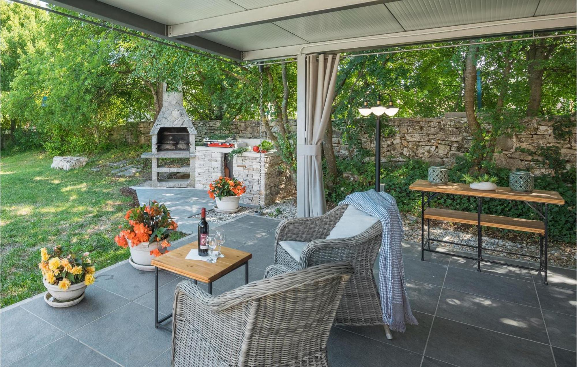 Beautiful Home In Bale With Kitchen Exteriör bild